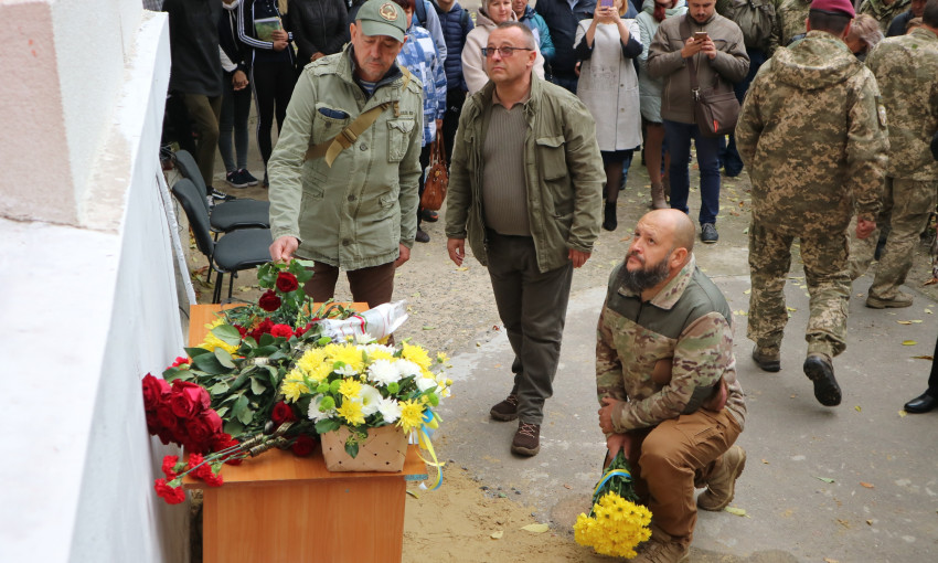 В Николаеве открыли мемориальную доску Николаю Гуцаленко, который погиб во время проведения антитеррористической операции