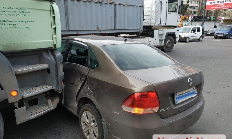 В Николаеве девушка на «Фольксвагене» попала под грузовик