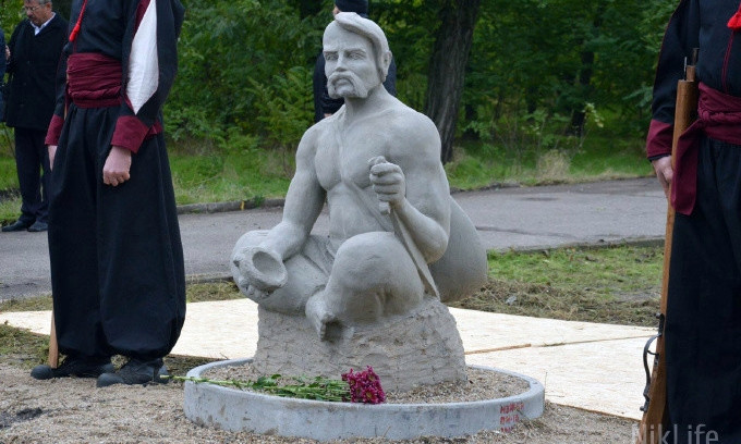 В парке Победы вандалы «сломали руку» памятнику казаку Мамаю