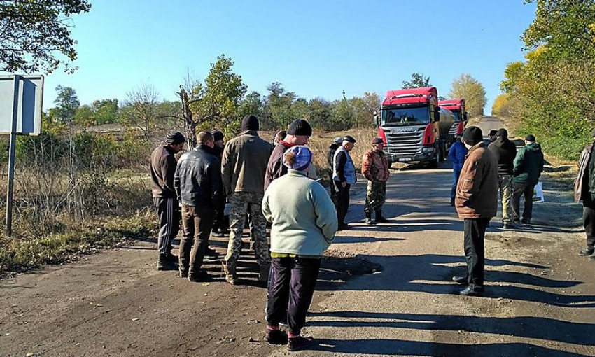 Жители трех сел Первомайского района перекрыли трассу - требуют ремонта дороги