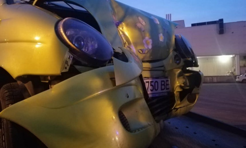 В Николаеве пьяная женщина-таксист врезалась в дерево: пострадал пассажир