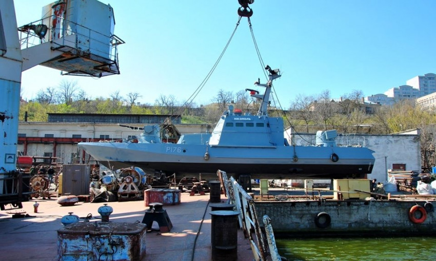На  судостроительном заводе спустили на воду два бронекатера после ремонта 