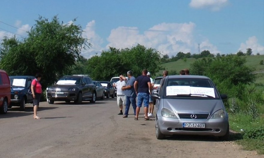 Защищают дорогу – на Николаевщине люди уже шестые сутки дежурят, не пропуская фуры