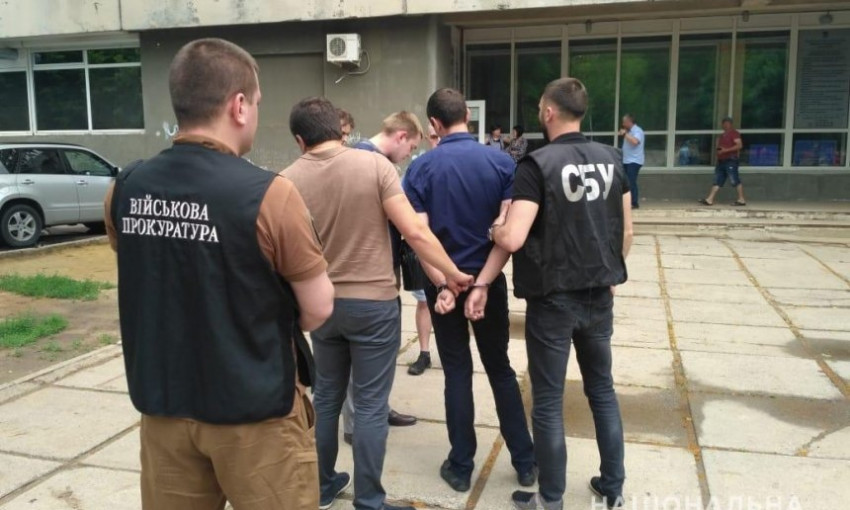 В Николаеве поймали на взятке чиновников Центра земельного кадастра
