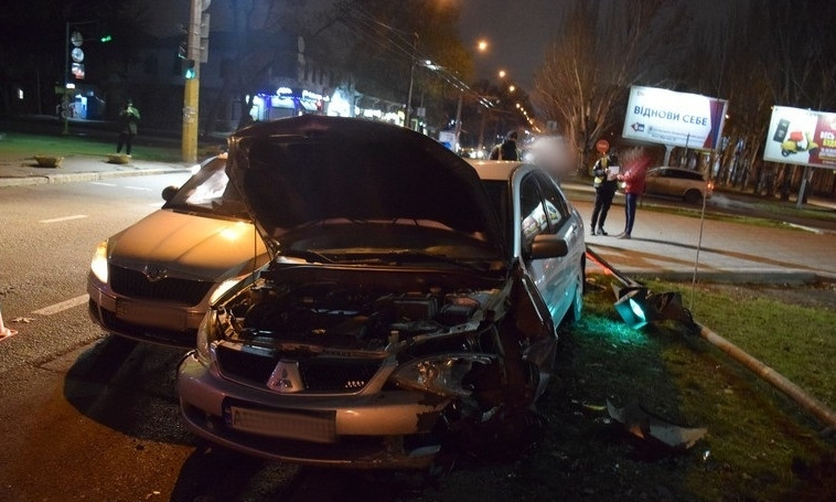 ДТП в Николаеве, столкнувшиеся автомобили снесли светофор в центре