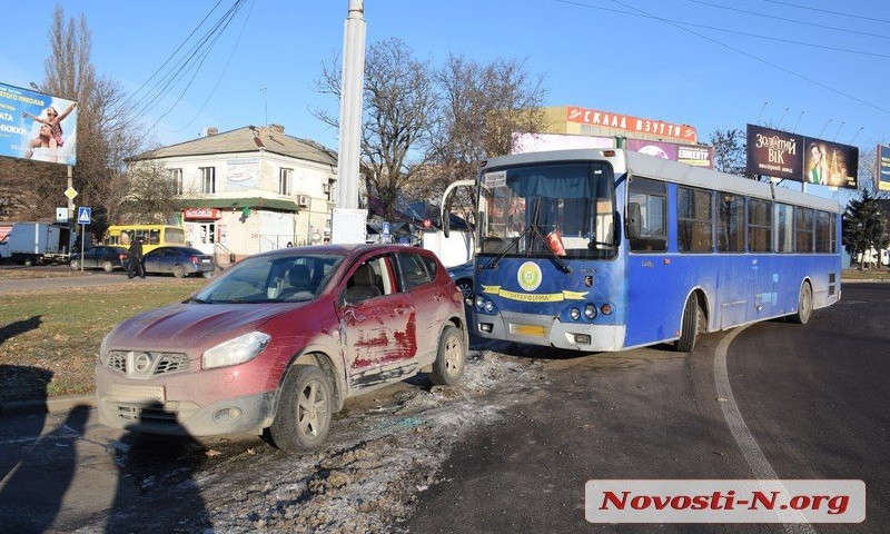Возле Николаевского международного автовокзала столкнулись автобус и автомобиль