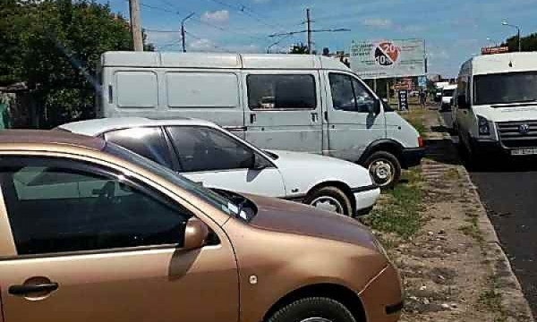 Николаевская полиция начала штрафовать водителей за парковку на газонах