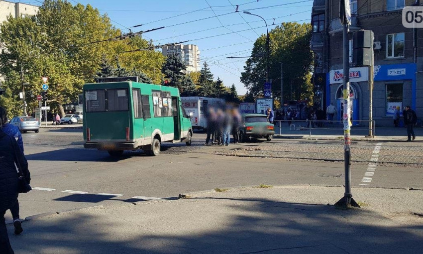 В центре Николаева столкнулись автомобиль «ВАЗ» и маршрутка