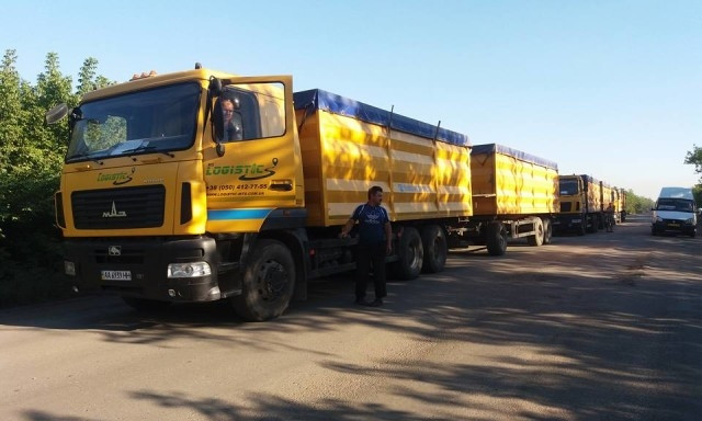 Глава Новобугской райгосадминистрации выявил недовольство по поводу перемещения грузовиков по новому асфальтному покрытию