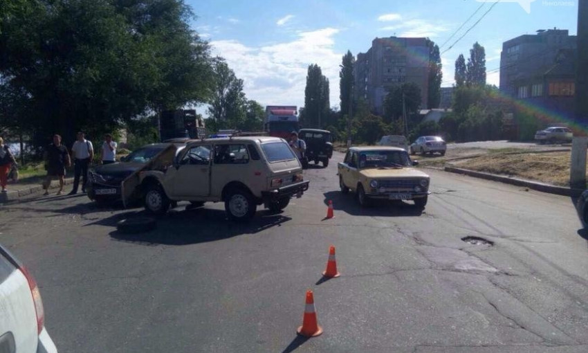 В Николаеве на улице Троицкой произошло ДТП из-за мужчины, который пытался "перебежать" дорогу