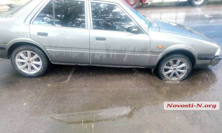 В Николаеве на улице Космонавтов автомобиль провалился в яму