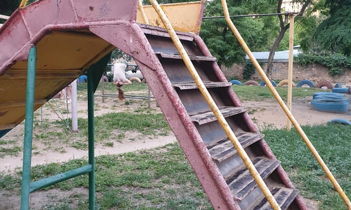 Разбитые лавочки и гнилые качели, - такая детская площадка в центре Николаева 