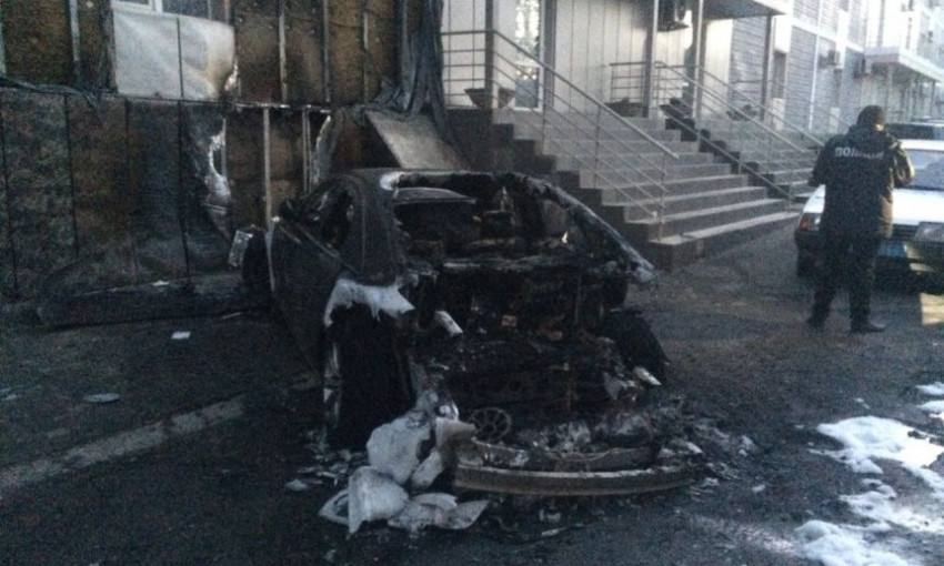 У здания николаевского суда полностью сгорел припаркованный автомобиль Audi