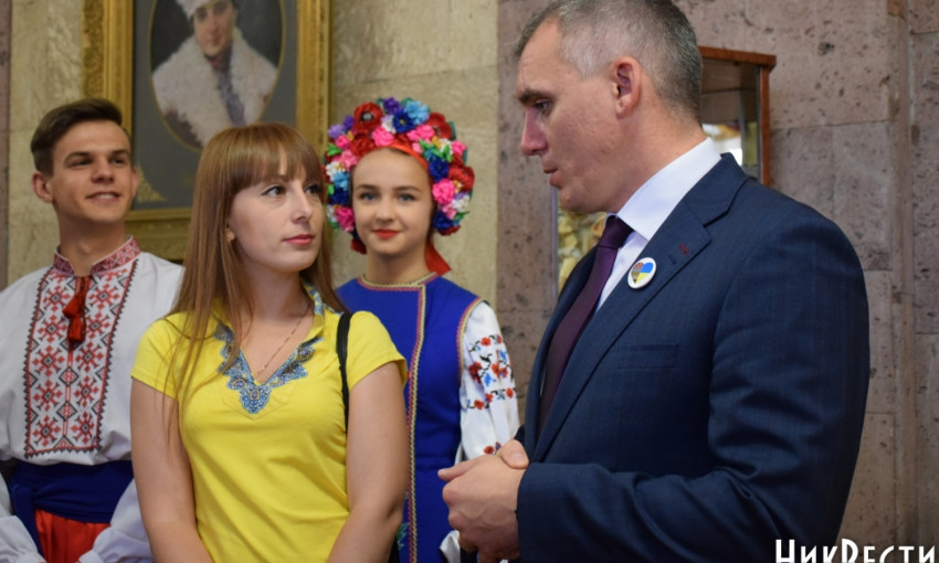 В Николаеве ко Дню Независимости в украинском театре наградили бойцов АТО и их семьи