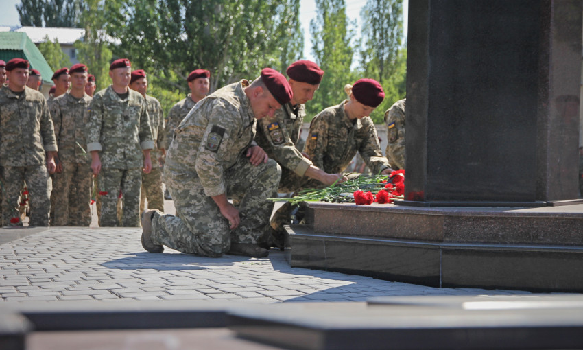 Жители Николаева почтили память павших десантников