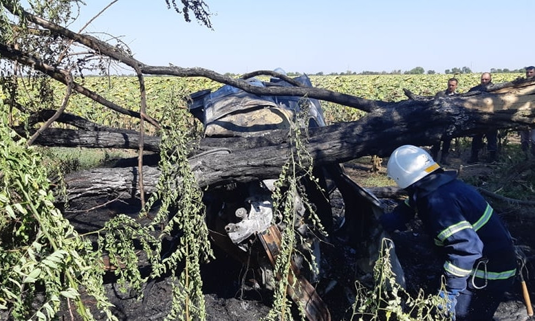 В Николаеве в результате ДТП загорелся автомобиль