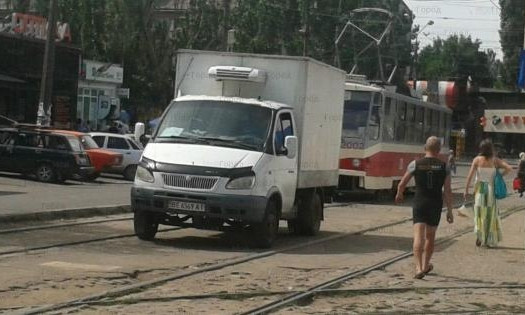 Из-за наглости автомобилистов, николаевские трамваи продолжают стоять в «пробках»