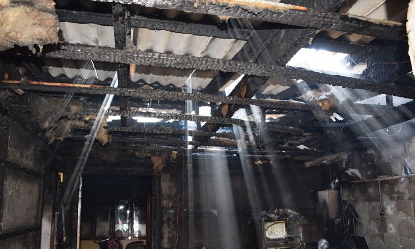 В Николаеве по неизвестным причинам сгорел живой дом