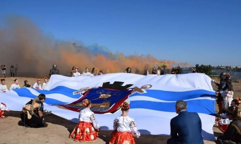 В честь Дня города  подняли огромный флаг Николаева 