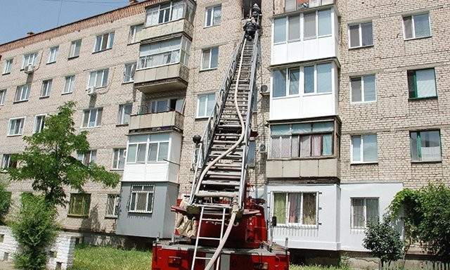 В Николаеве горела квартира в пятиэтажке: хозяина удалось спасти