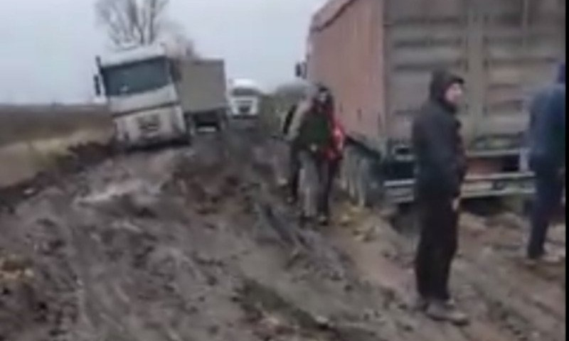 На кировоградской трассе под Николаевом десятки фур увязли в грязи — дорога заблокирована