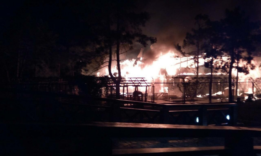 В Коблево на территории зоны отдыха ночью загорелось недостроенное здание