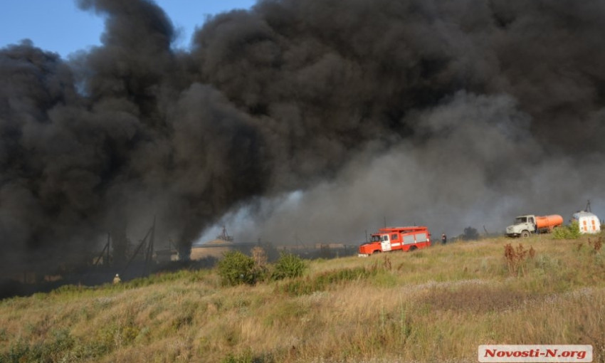 В Николаеве пылает мощнейший пожар на заводе по обработке автомобильных шин — чёрное облако движется прямо на город