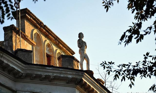 Николаевцы пытаются понять тайну скульптуры, «наблюдающей» за Сухим фонтаном с крыши «сталинки»