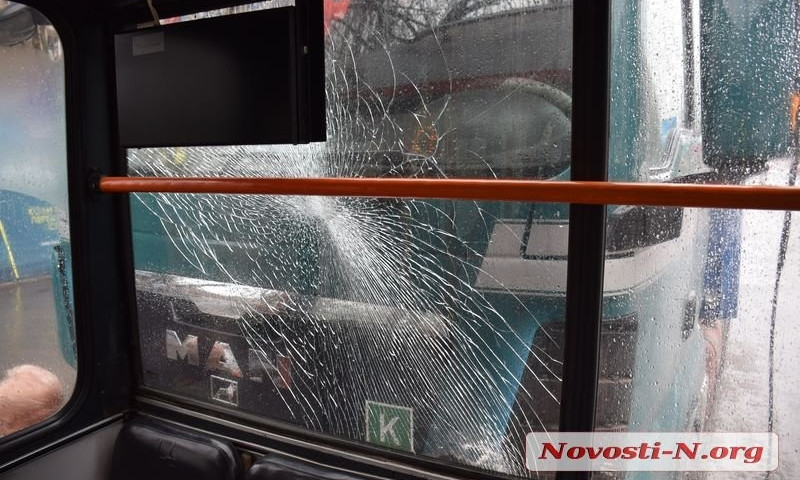 На Героев Украины грузовик с полуприцепом врезался в троллейбусом