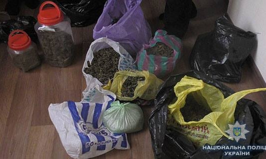 Полиция задержала предводителя наркодилеров и его помощника с крупной партией наркотиков и оружием