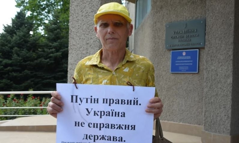 Одинокий пикетчик в Николаеве призывает из Украины делать "правильное государство"