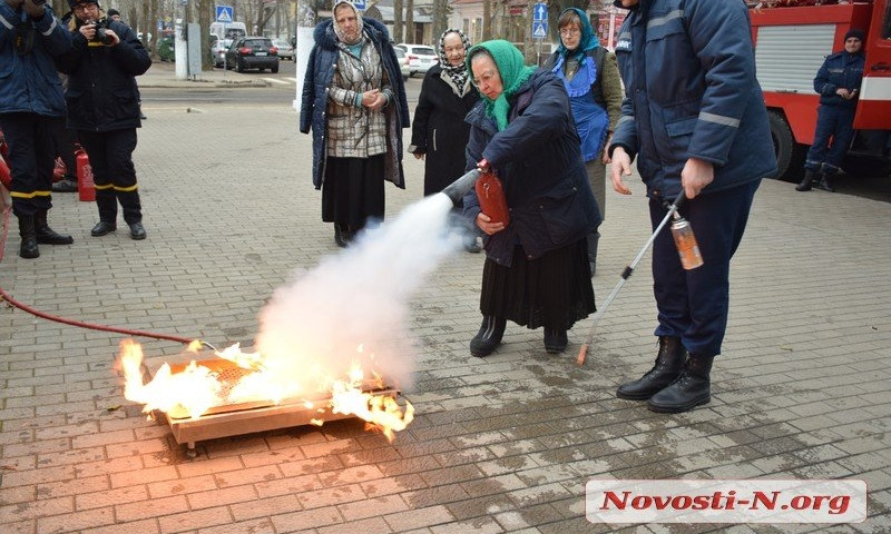 В Николаевском соборе бабушек учили тушить пожар