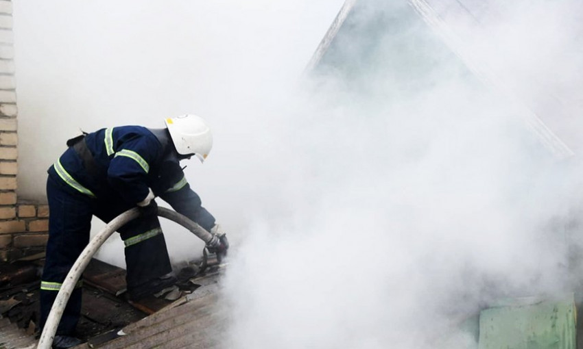 На Севастопольской спасатели не допустили переброситься огню на соседние здания