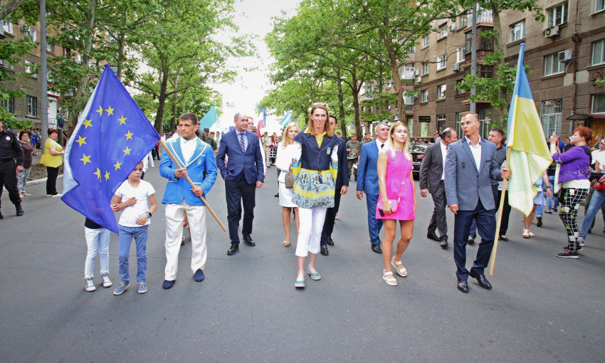 По случаю Дня Европы жители Николаева приняли участие в масштабном шествии по Соборной