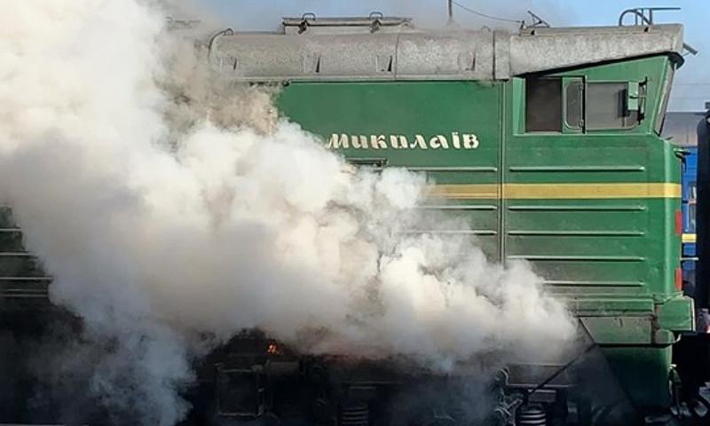 В Николаеве на ж/д вокзале загорелся локомотив: люди прыгали из окон