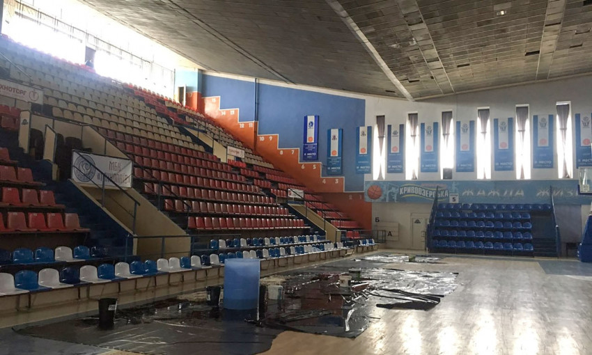 Спортшколу «Надежда» в Николаеве залило водой – строители в дождь сняли крышу здания