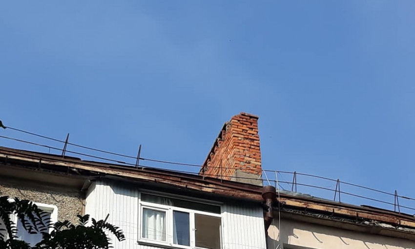 В Николаеве на крыше дома рассыпается дымоход - кирпичи падают во двор