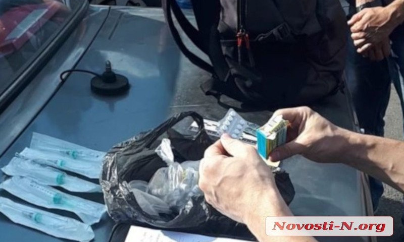 На николаевском международном автовокзале правоохранители задержали  мужчину с наркотиками, таблетками и шприцами
