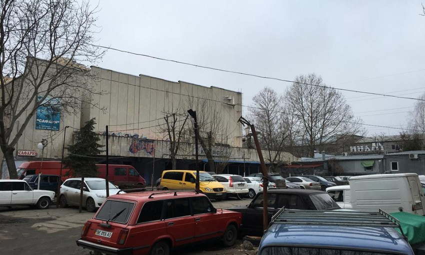 В Николаеве обнаружили незаконную автостоянку возле кинотеатра «Космос»