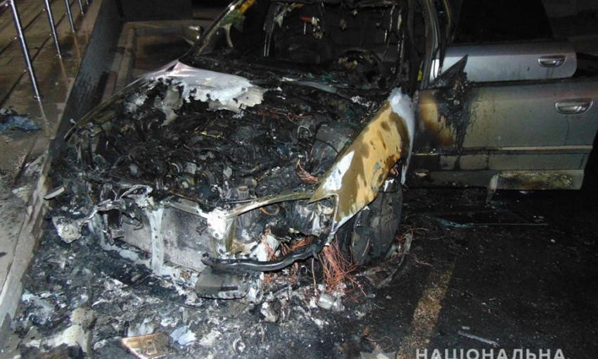 Ранним утром в Николаеве неизвестный облил Subaru жидкостью и бросил в автомобиль горящий факел  