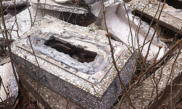 На кладбище возле Мешково-Погорелово неизвестные разрушили памятники