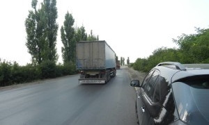 Фуры продолжают игнорировать температурный режим и уничтожают дороги Николаевщины