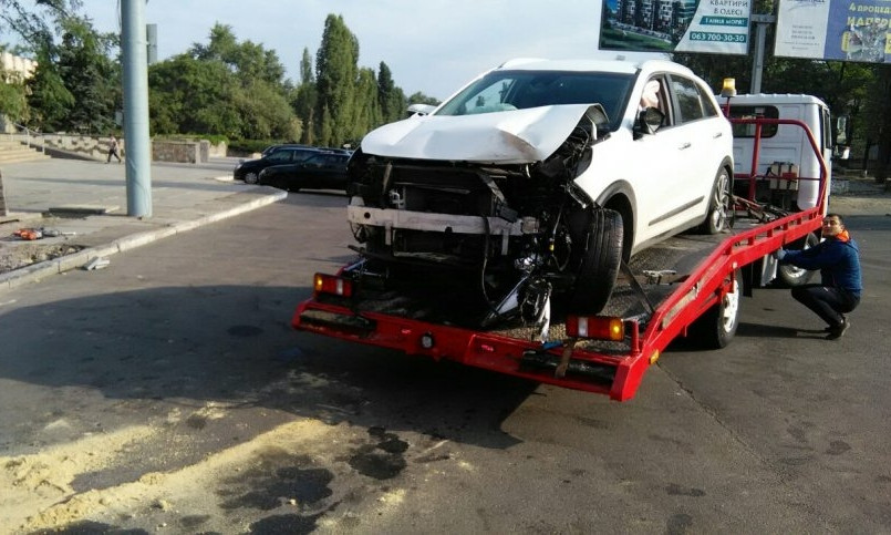 В Николаеве КIА слетел с дороги и врезался в столб: пострадал водитель
