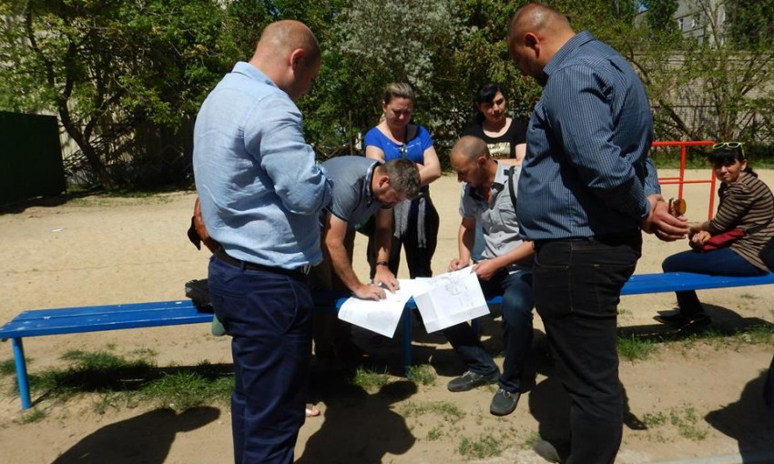 Жители дома на проспекте Героев Украины в Николаеве ищут безопасное место для размещения футбольного поля