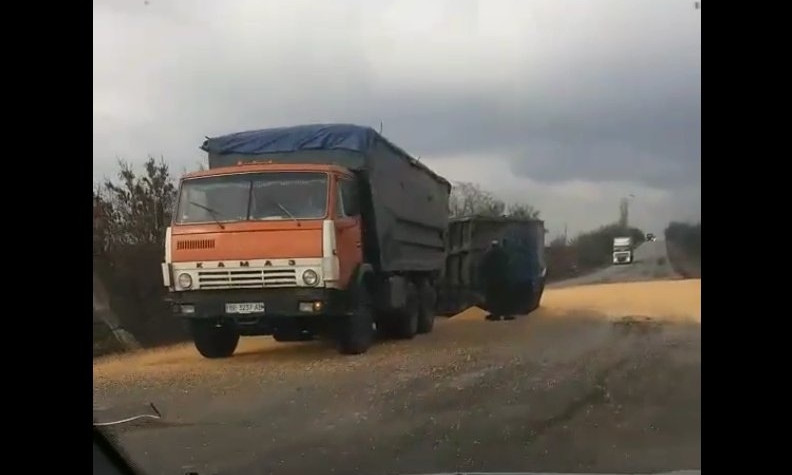 На трассе в Николаевской области перевернулся прицеп с кукурузой