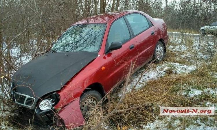 Утреннее столкновение автомобилей под Николаевом - "Daewoo" в кювете