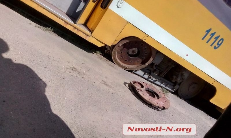 В Николаеве у трамвая слетело колесо - вагон простоял почти 3 часа