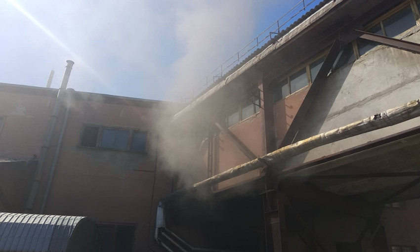 На территории одного из предприятий в переулке Корабелов произошел пожар