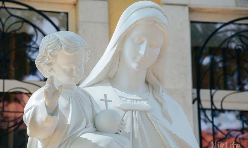 Как напоминание о семейных ценностях: посетителей прокуратуры Николаевщины теперь встречает Дева Мария
