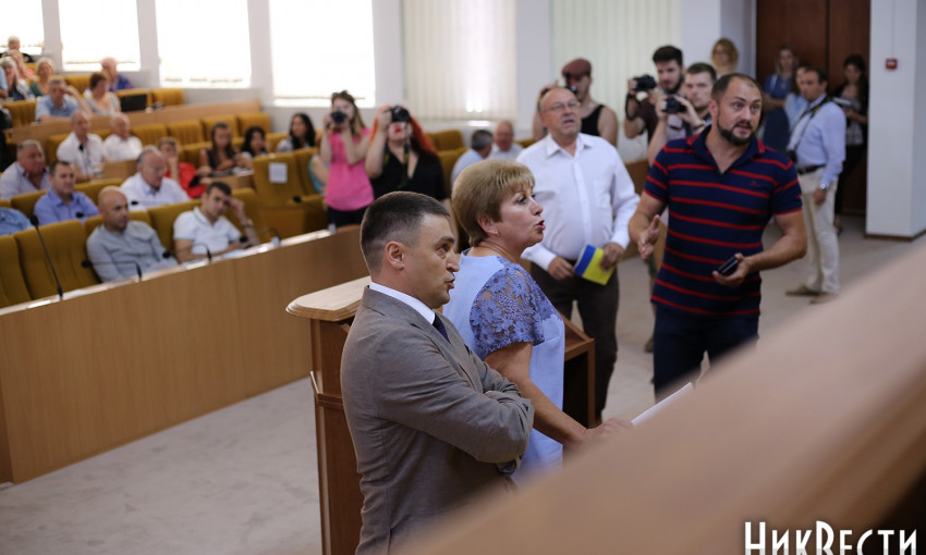 Депутаты возмутились действиями Москаленко, которая не давала им выступить во время сессии, а Кравченко призвал всех не быть «стадом баранов»